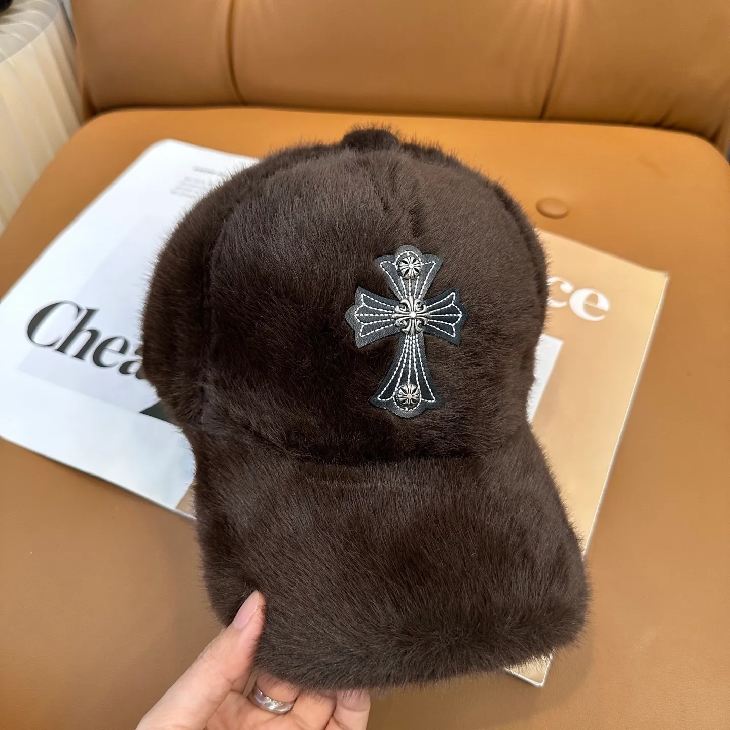 P66 Crow Heart's new autumn and winter baseball cap. It is full of autumn and winter atmosphere. The quality is great. The deepening of the hat shape makes it more elegant. It is very nice for both men and women. It is a classic among classics. It goes well with daily wear. Casual and fashionable.